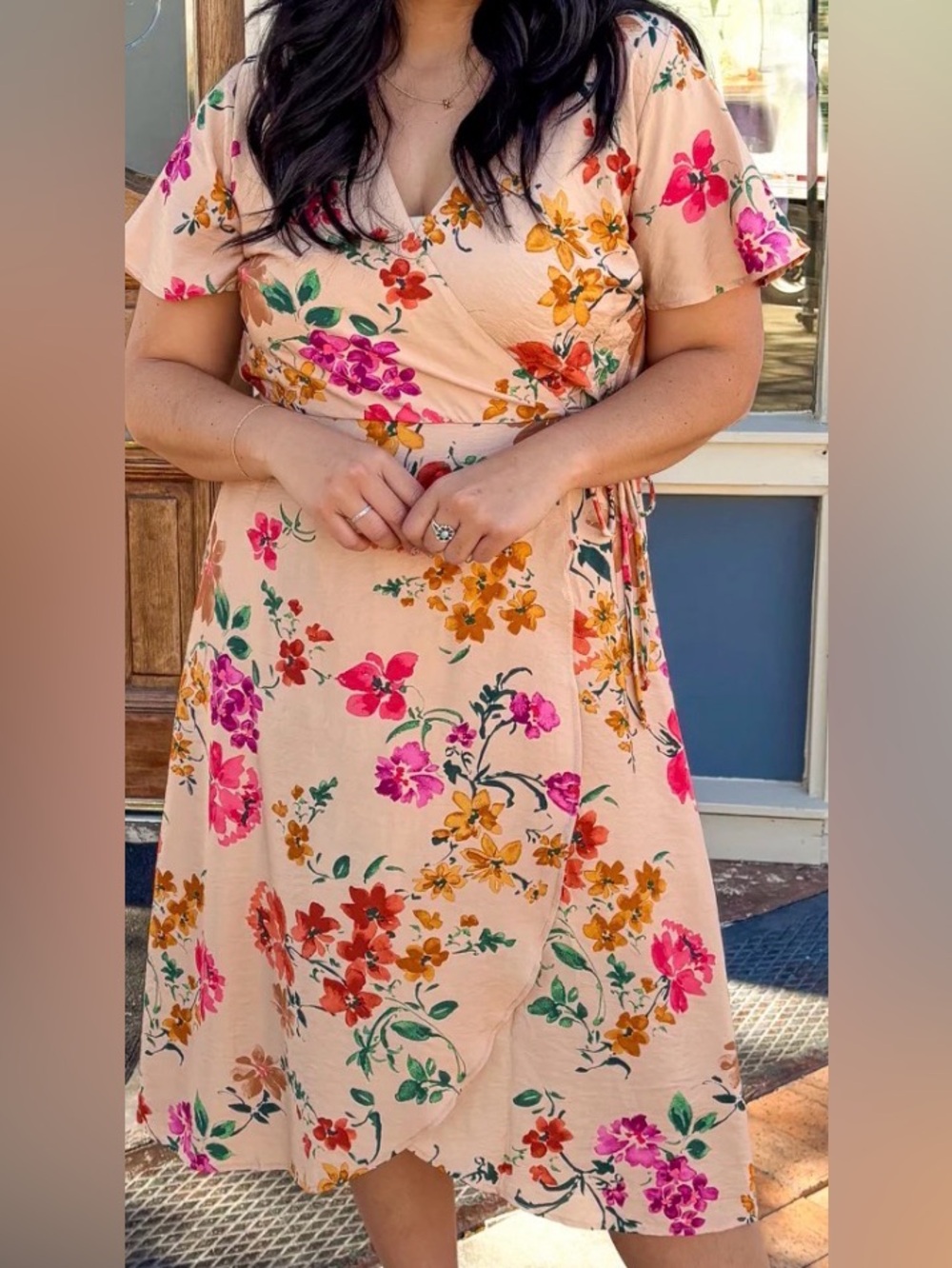 GILLI  Gorgeous flowy floral print dress.